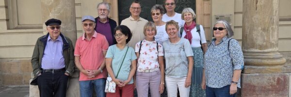 Die Mönchengladbacher ökumenische Reisegruppe vor dem Magdeburger Rathaus. Foto: privat