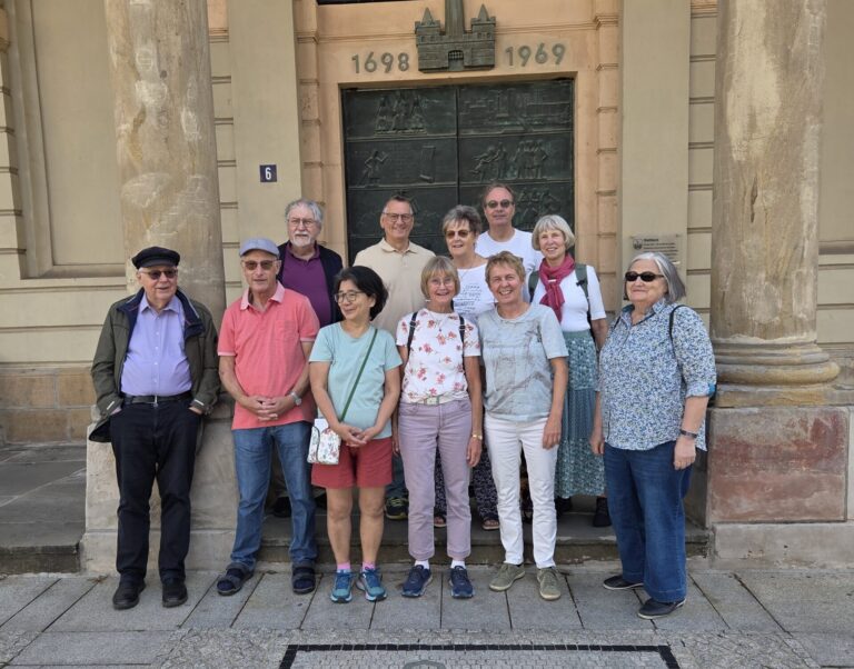 Die Mönchengladbacher ökumenische Reisegruppe vor dem Magdeburger Rathaus. Foto: privat