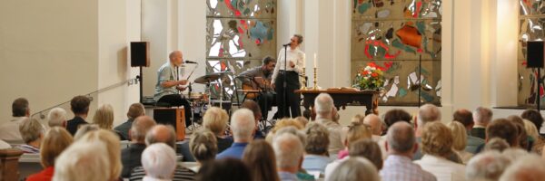 Das Trio Acoustic Delite sorgt für wohltuende Töne. Foto: Arnd Lawrenz