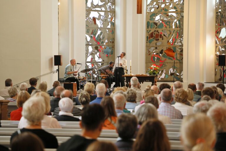 Das Trio Acoustic Delite sorgt für wohltuende Töne. Foto: Arnd Lawrenz