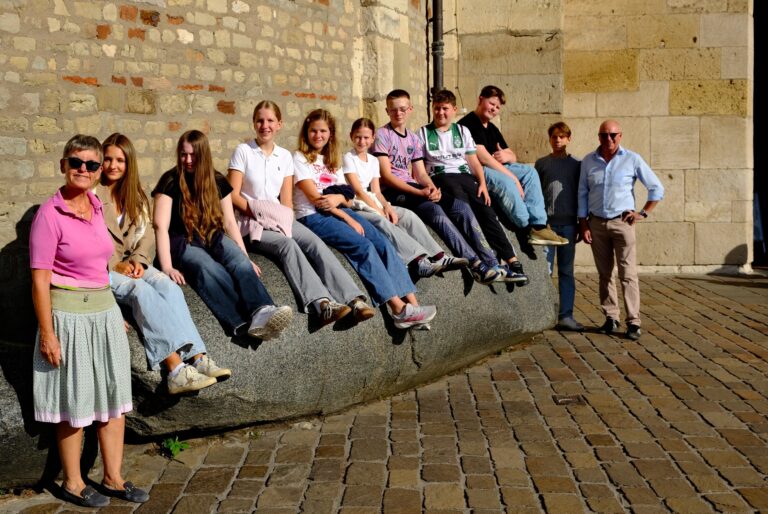 Die Mönchengladbacher Reisegruppe an und auf dem Trierer Domstein. Foto: privat