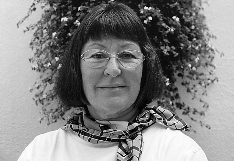 Ingrid Harm (* 26.01.1939 † 07.06.2026) auf einem Foto aus dem Jahre 1998. Foto: privat
