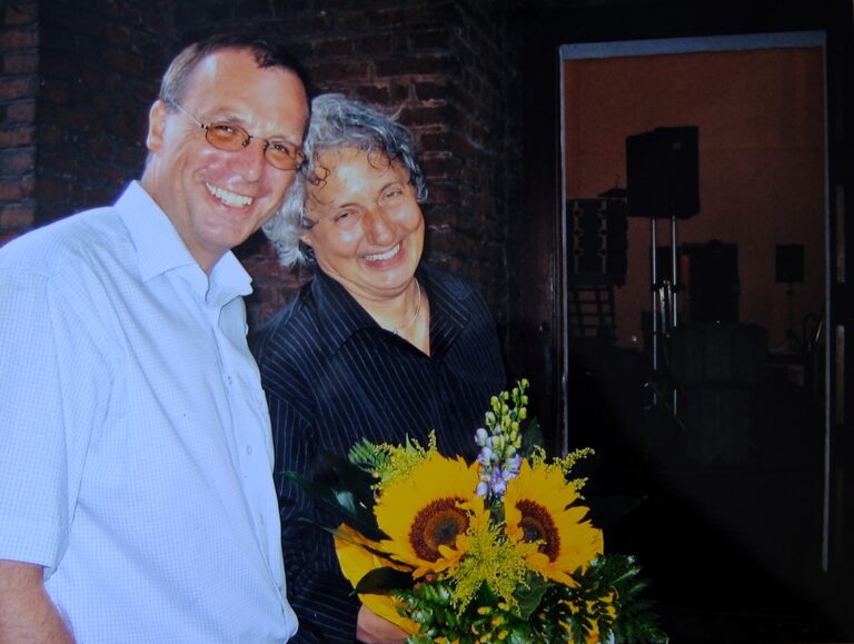 Konrad Beikircher (rechts) nach dem Konzert am 25.06.2005 mit Pfarrer Werner Beuschel vor der Christuskirche. Foto: Annette Beuschel_klein