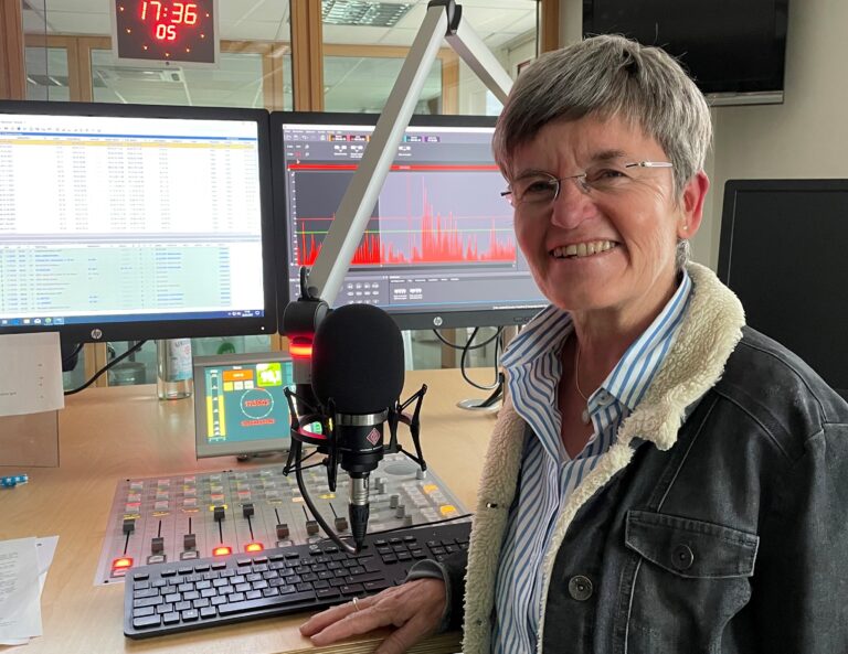 Pfarrerin Annette Beuschel im Studio von Radio 90,1. Foto: Axel Tillmanns