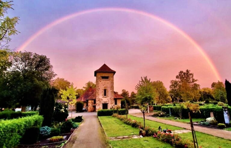 Regenbogen über der Rheydter Friedhofskapelle. Foto: Olaf Nöller