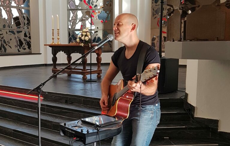 Rob Sure singt auch jetzt wieder in der Christuskirche. Foto: Jasmin Heisterkamp