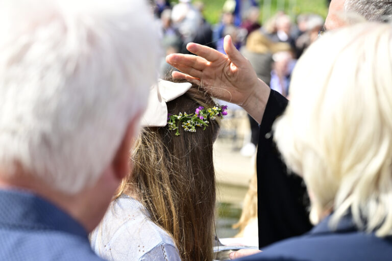 Ein Kind wird im ökumenischen Gottesdienst am Geroweiher getauft. Foto: Jörg Knappe Oekumenisches Tauffest
