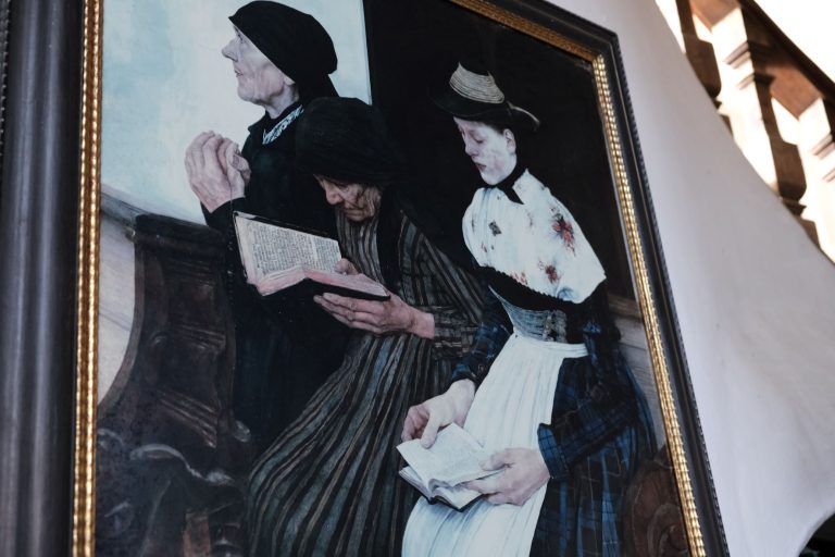 Kopie eines Gemäldes von Wilhelm Leibl („Drei Frauen in der Kirche“), zu sehen in der Dorfkirche zu Berbling (Chiemgau). Foto: Werner Beuschel